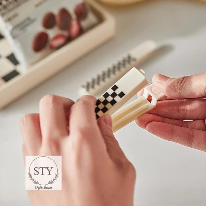 portable plastic sealing clip